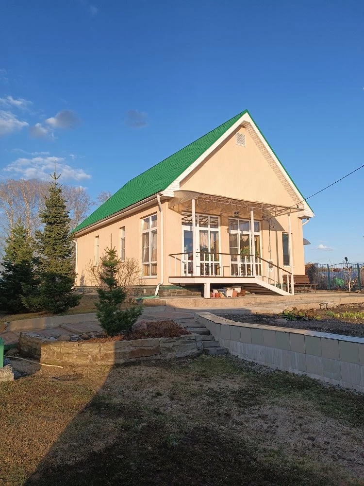      Предлагаем к продаже большой благоустроенный дом в экологически чистом районе на берегу реки Томь в c. Елыкаeвo для круглогодичного проживания на участке 25 соток.
В нашем доме вам будет тепло и уютно, так как он качественно утеплен по всему периметру. Дом кирпичный с качественным ремонтом. В п